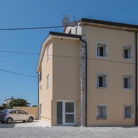 Lana House With Apartments Petrovija Экстерьер фото