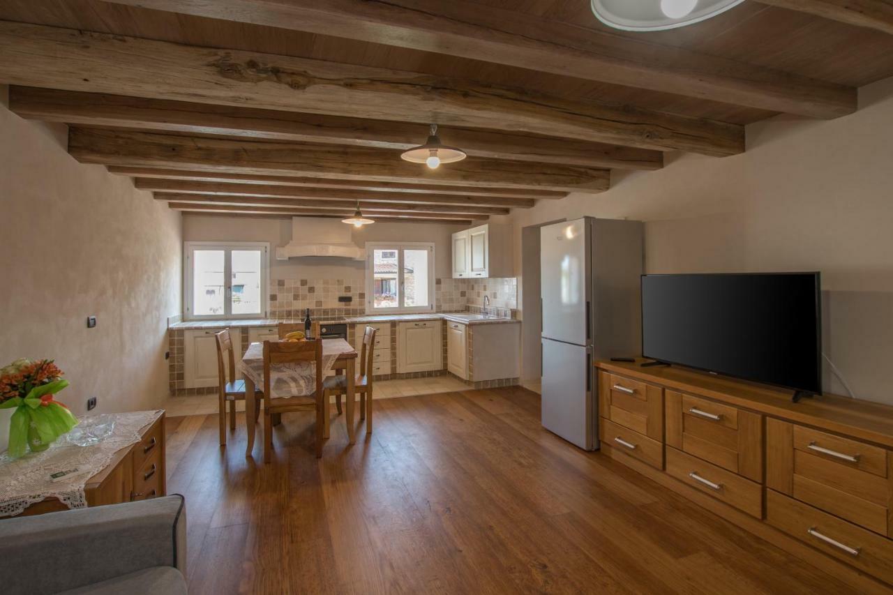 Lana House With Apartments Petrovija Экстерьер фото
