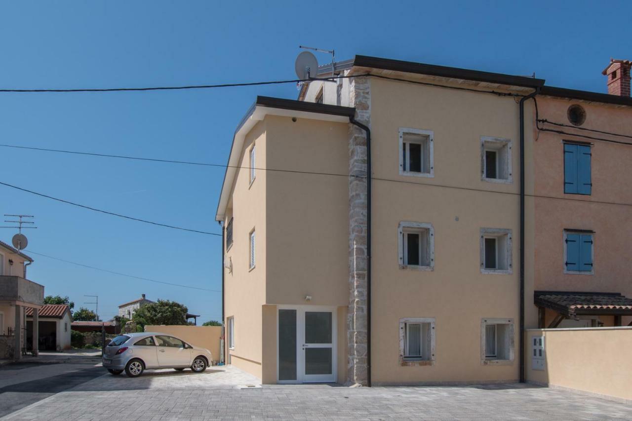 Lana House With Apartments Petrovija Экстерьер фото